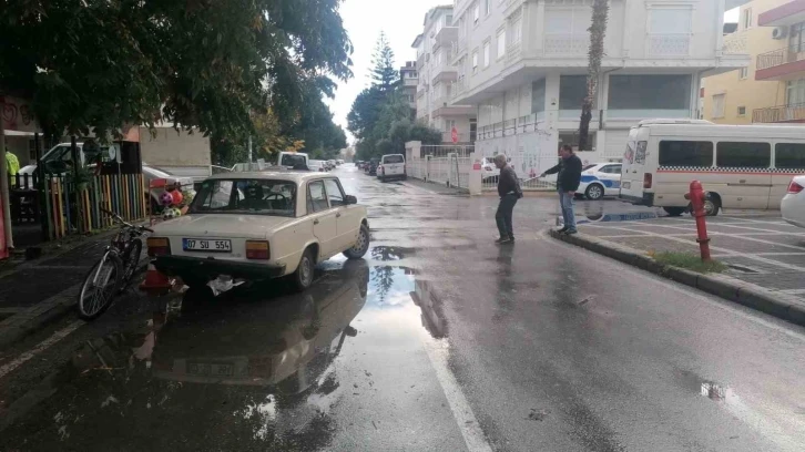 ’Dur’ levhasına uymayan sürücüler caddeyi çarpışan otomobillere çevirdi
