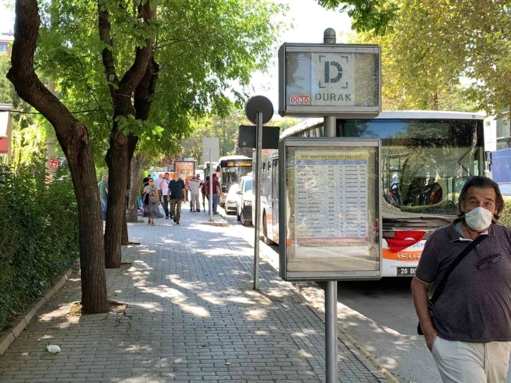 ‘Durak’ tabelası var, yolcuların bekleyebileceği bir alan yok
