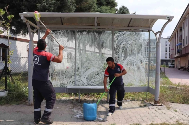 Duraklar sabunlu suyla yıkandı
