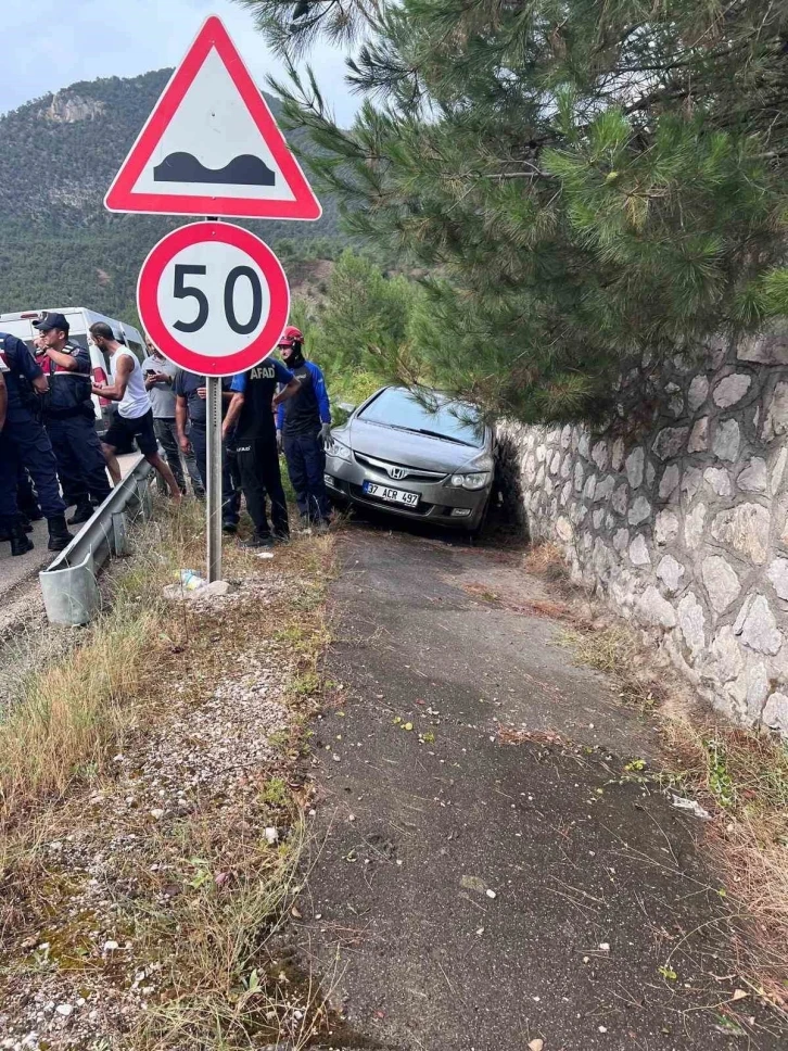 Duvara çarpan otomobildeki 3 kişi yaralandı
