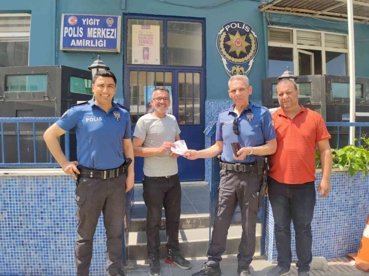 Duyarlı vatandaştan örnek davranış: Yolda bulduğu parayı polis merkezine götürdü
