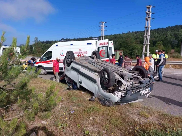 Düz yolda tepetaklak oldu: 5 yaralı
