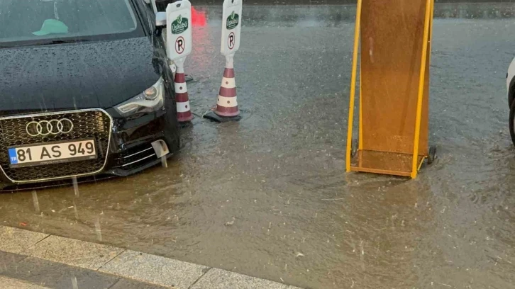 Düzce’de 5 dakikalık yağmur sokakları göle döndürdü
