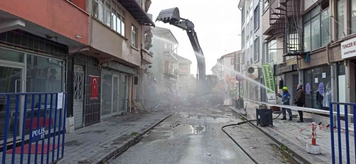 Düzce’de ağır hasarlı binaların yıkımına başlandı
