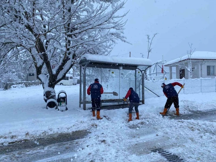 Düzce’de karla mücadele çalışmaları sürüyor
