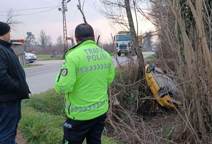 Düzce’de otomobil kanala uçtu, sürücü yara almadan kurtuldu
