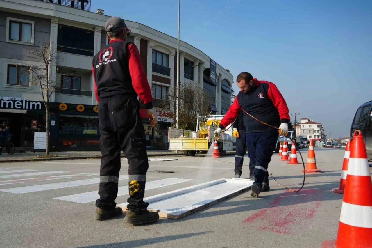 Düzce’de yaya çizgileri yenilendi
