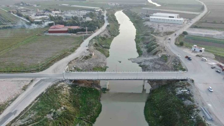 (Düzeltme) Depremde hasar alan 50 yıllık köprünün enkazı kaldırıldı
