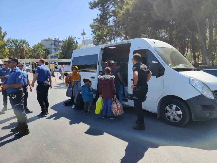 Düzensiz göçmenlerin cevabı polisi bile şaşırttı: "Düğüne katılmak için geldik"
