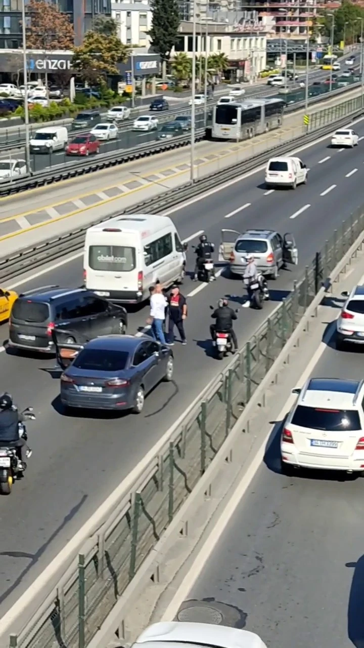 E-5’in ortasında sürücü, aracını tartıştığı diğer sürücünün üzerine sürdü
