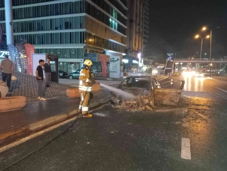 E-5’te alev alev yanan otomobil hurda yığınına döndü
