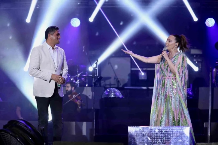 Ebru Gündeş’ten Aliağa’da 50 bin kişilik dev konser
