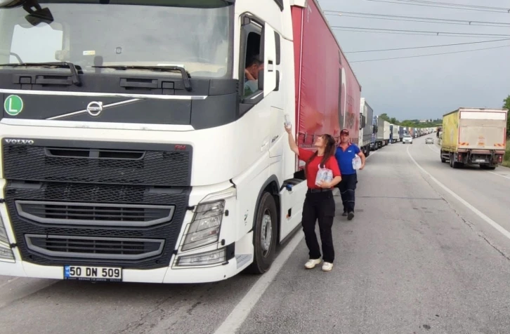 Edirne’de AFAD, tır sürücülerine kumanya dağıttı
