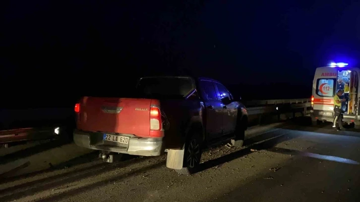 Edirne’de alkollü sürücünün kullandığı kamyonet bariyerlere çarptı: 1 yaralı
