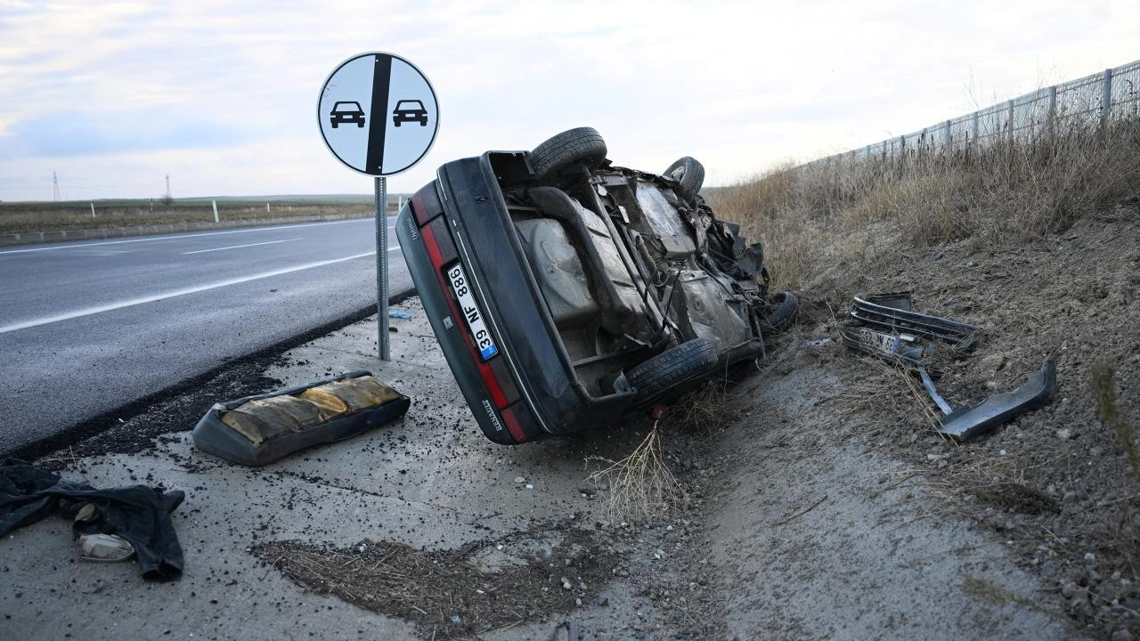 Edirne'de feci kaza: Devrilen otomobildeki 3 kişi yaralandı