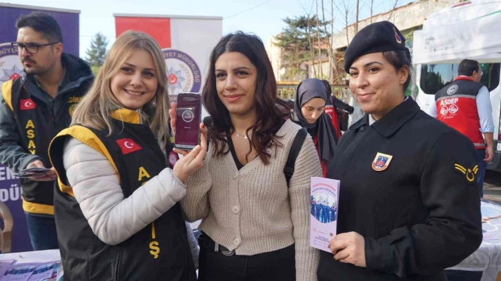 Edirne’de ’Kadına Yönelik Şiddetle Mücadele’ standı yoğun ilgi gördü
