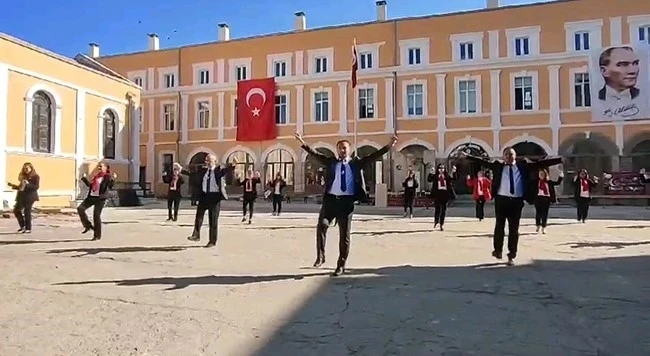 Edirne’de öğretmenler zeybek oynadı, öğrenciler izledi
