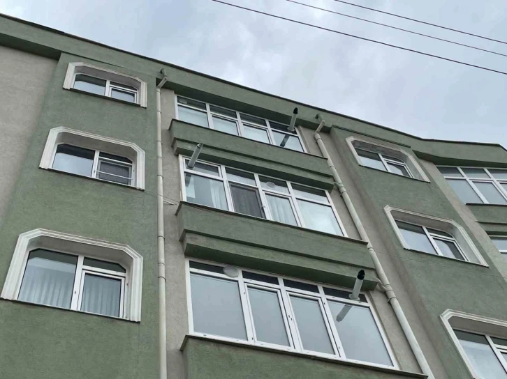 Edirne’de pencere sinekliğine yaslanan çocuk 3’üncü kattan düştü
