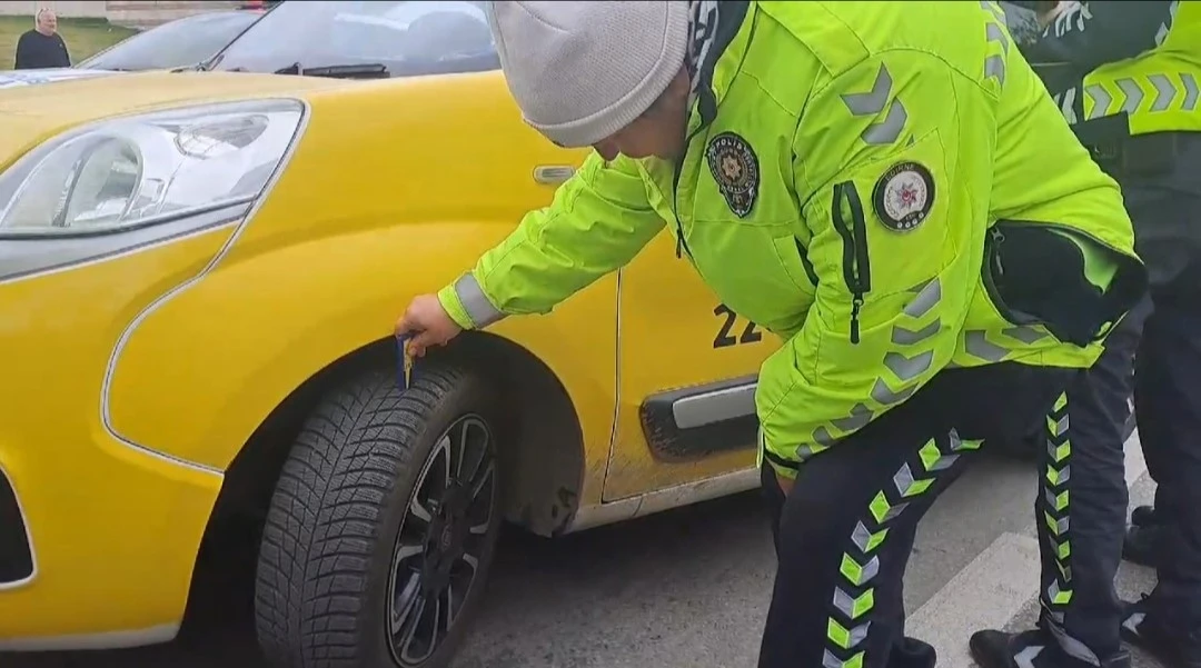 Edirne’de polis ekiplerinden kış lastiği uygulaması
