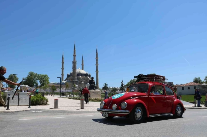 Edirne’de "1. Klasik Otomobil Balkan Turu" Bulgaristan’a doğru yolla çıktı
