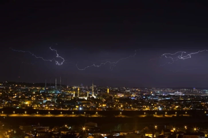 Edirne’de şimşekler geceyi aydınlattı
