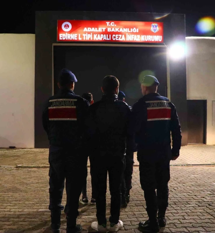 Edirne’de tekne motorlarını çaldığı iddiasıyla gözaltına alınan 5 şüpheliden 2’si tutuklandı
