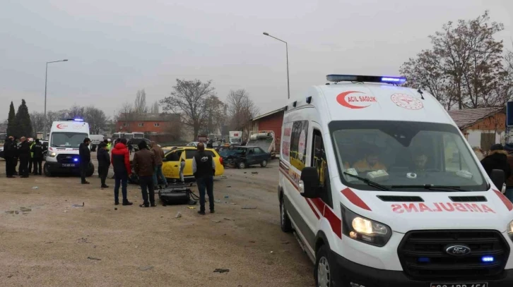 Edirne’de ticari taksi ile otomobilin çarpışma anı kamerada
