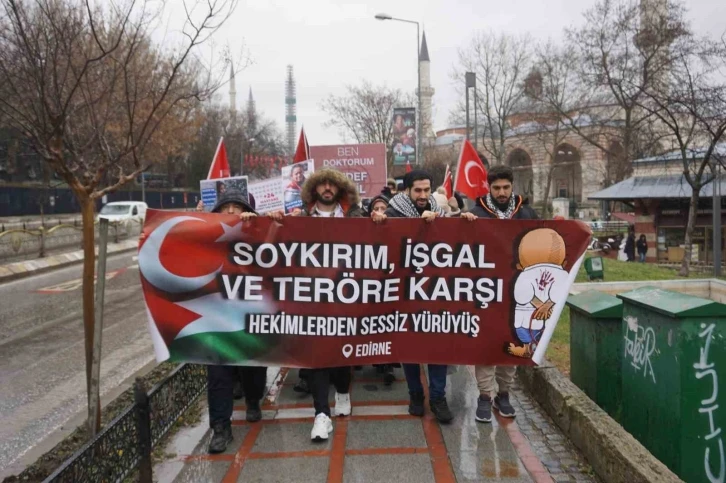 Edirne’de Tıp Fakültesi öğrencilerinden yağmur altında sessiz yürüyüş
