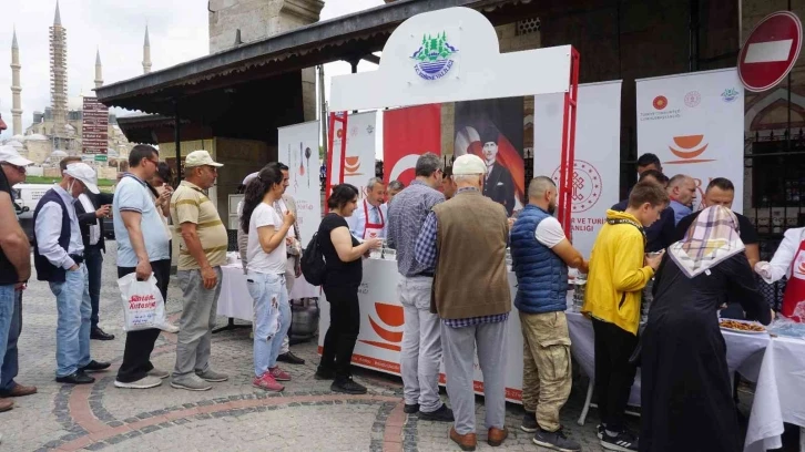 Edirne’de Türk Mutfağı Haftası’nda dağıtılan 300 kilo ciğer tava kısa sürede tükendi
