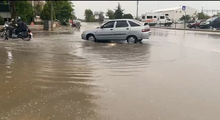 Edirne’nin bozuk yolları göle döndü
