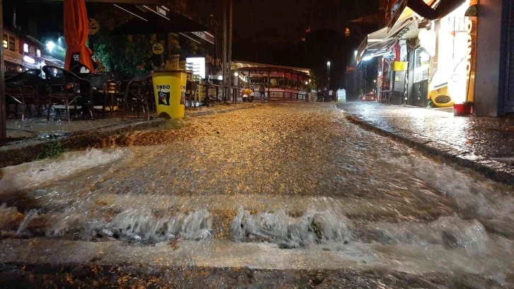 Edirne’yi yaz ortasında sel vurdu: Ev ve iş yerlerini su bastı, yollar göle döndü
