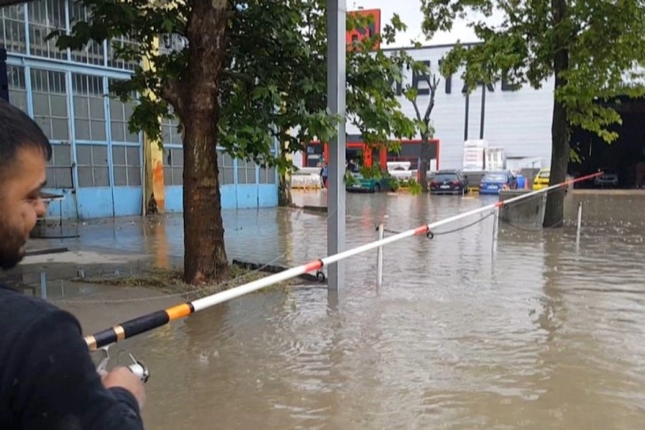 Edirne'de araçlar mahsur kaldı, vatandaş göle dönen yola olta attı