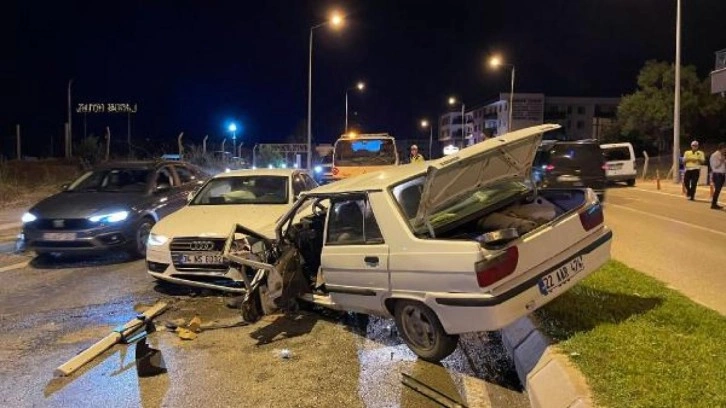 Edirne'de iki otomobil kafa kafaya çarpıştı: 2 yaralı