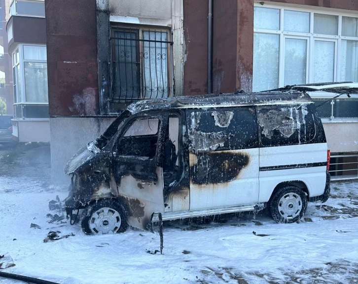 Edremit’te park halindeki minibüs yandı
