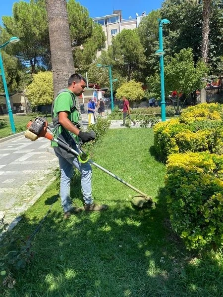 Edremit’te yeşil alanlara bakım
