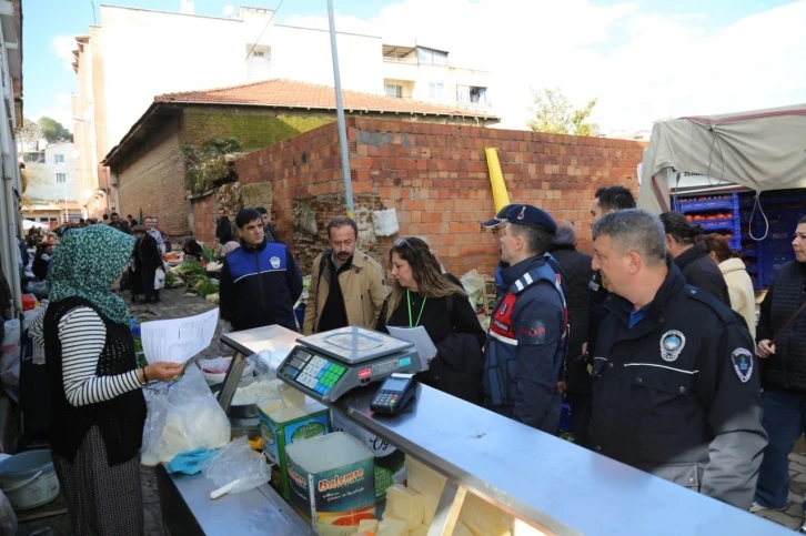 Edremit zabıtadan pazar yerinde gıda denetimi
