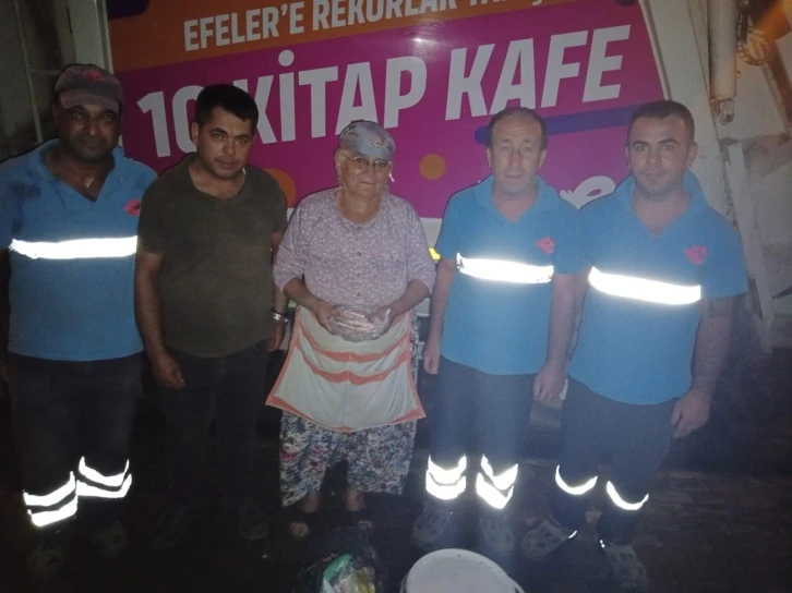 Efeler Belediyesi temizlik işçilerinden alkışlanacak hareket
