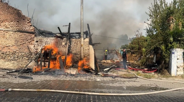 Efeler’de çıkan yangında 2’si metruk 3 ev zarar gördü

