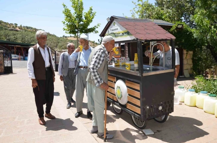 Eğil’de peygamber kabirlerini ziyarete gelen vatandaşa limonata ikramı
