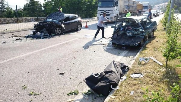 Eğirdir'de iki otomobil çarpıştı; 1 ölü, 7 yaralı