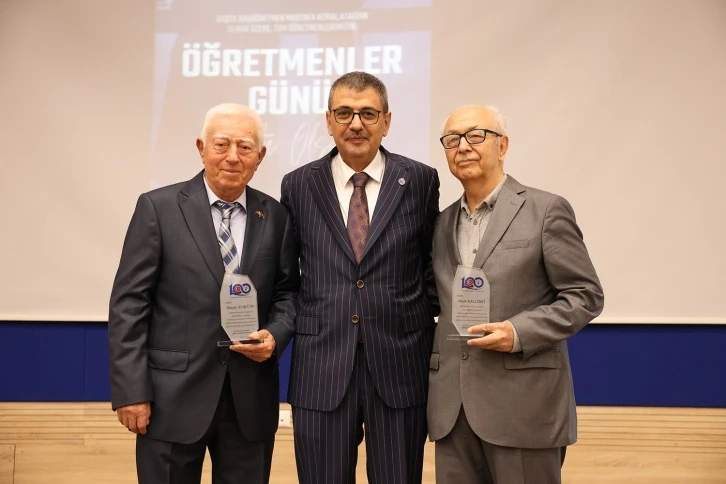 Eğitim fakültesi hâtıralara, şiirlerle, şarkılarla Öğretmenler Günü’nü kutladı
