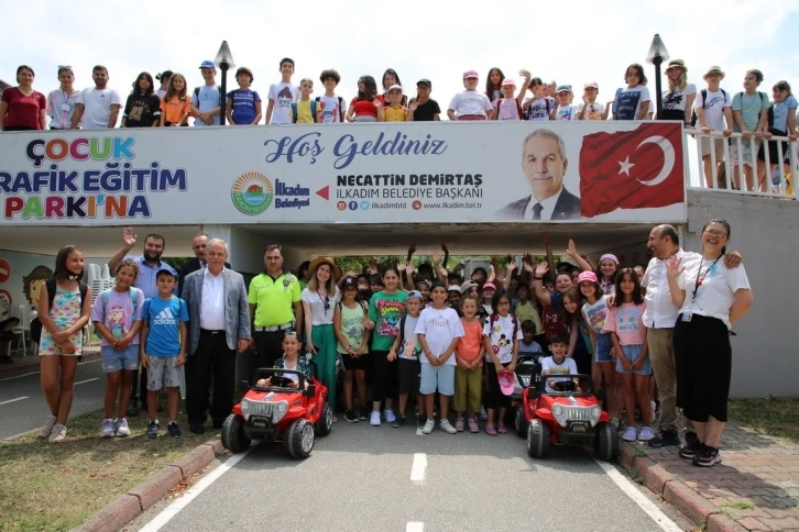 Eğitim pistinde çocuklar trafik kurallarını öğrendi
