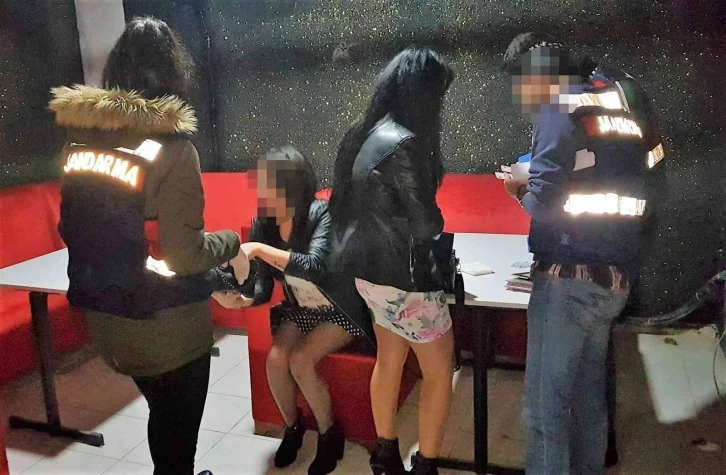 Eğlence mekanında kaçak olarak çalışan yabancı uyruklu 2 kadın sınır dışı edildi
