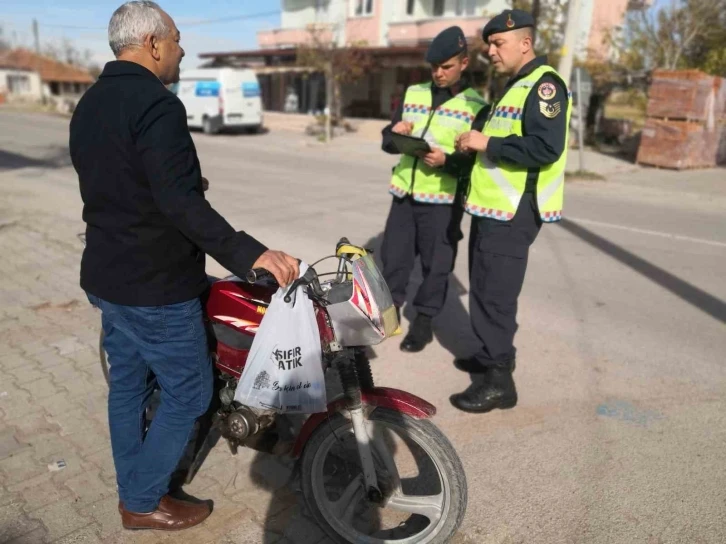 Ehliyetsiz, plakasız ve kasksız yakalandı, “Görmeyiverin ne olacak” dedi
