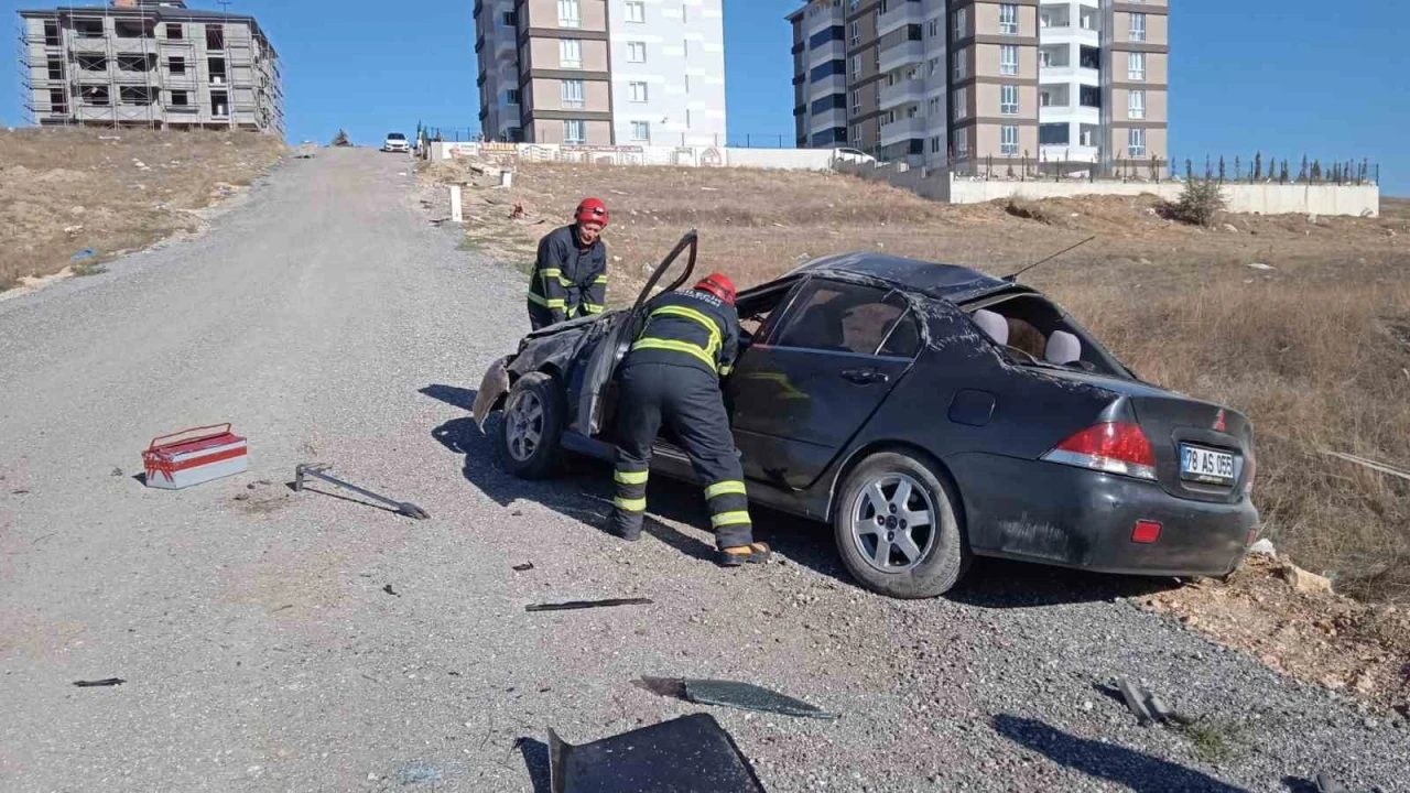 Ehliyetsiz sürücü takla atan otomobilde yaralandı
