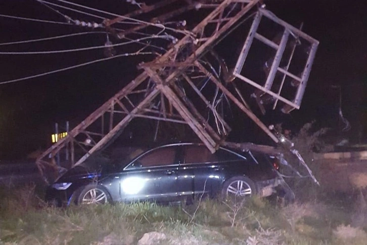 Ehliyetsiz sürücünün çarptığı elektrik direği aracın üzerine devrildi: 3 yaralı