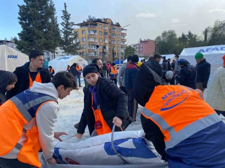 Ekipleri enkazda, gönüllüleri vatandaşın yanında
