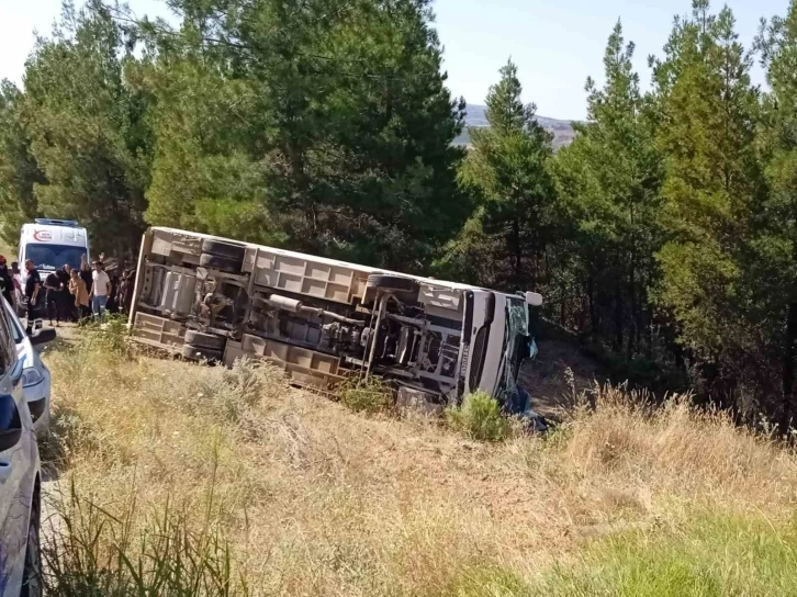 Ekmek parası için Urfa’dan Denizli’ye gelen işçileri taşıyan servis şarampole devrildi
