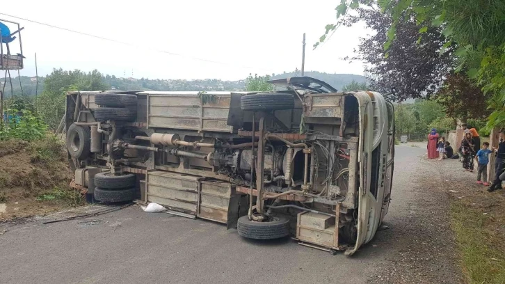 El freni çekilmeyen midibüs devrildi: 3 yaralı
