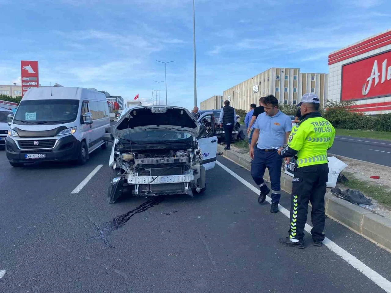 El freni çekilmeyen otomobil yola çıktı, kazada iki otomobil hurdaya döndü
